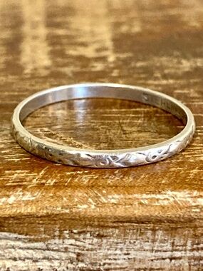 Vintage Sterling Floral Vine Ring • Uncas USA • Size 8 • Thin Band